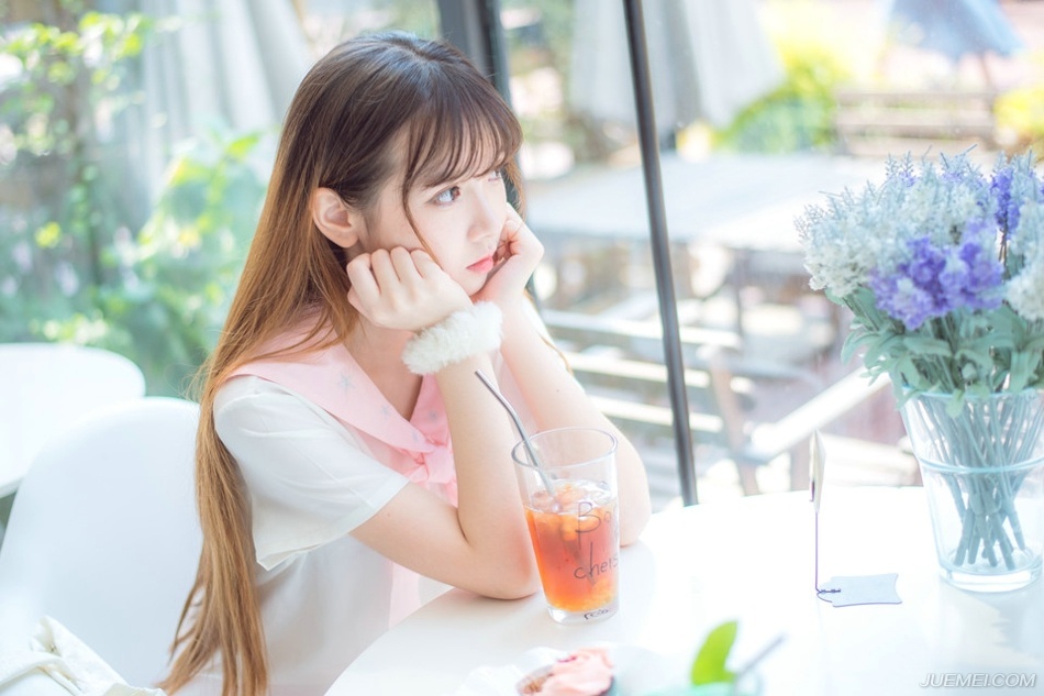 “那老将就是严颜？”魏延坐在马上，收起了千里镜，看向身边的邓贤问道。